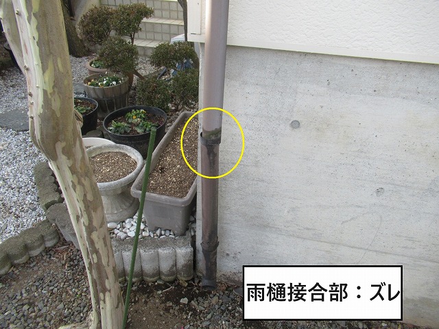 富士吉田市で外壁の劣化と雨漏りリスク：雨樋のズレと目地シーリング劣化が誘発した軒天カビ